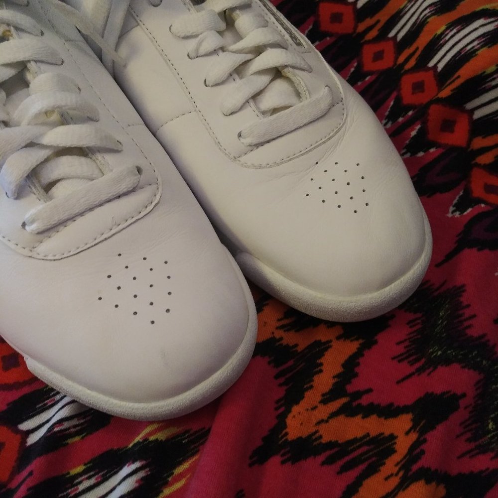 1745 Size 7.5 Classic Style Reeboks - Picture 3 of 6